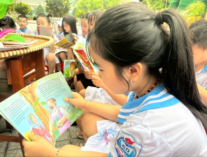 Việc tạo thói quen đọc sách cho học sinh từ nhỏ không chỉ nâng cao kiến thức, kỹ năng, phát triển tư duy giáo dục mà còn rèn luyện nhân cách con người, hướng con người đến chân thiện mỹ.