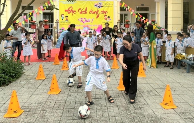 Sau Lễ phát động Ngày sách và Văn hóa đọc, nhà trường tổ chức nhiều hoạt động, trò chơi gắn kết giữa phụ huynh và học sinh.