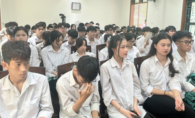 Học sinh Trường THPT Phan Đình Phùng, TP Hà Tĩnh chăm chú tìm hiểu về định hướng khởi nghiệp của các giảng viên, đại diện doanh nghiệp. Ảnh: Thanh Nga.