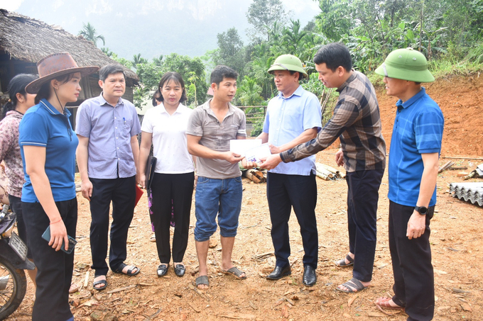 Lãnh đạo huyện Lục Yên thăm hỏi người dân bị thiệt hại do thiên tai.