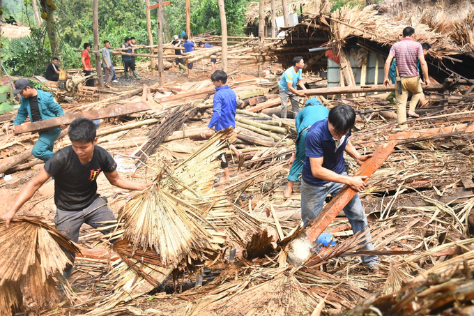 3 ngôi nhà của người dân ở huyện Lục Yên bị sập đổ hoàn toàn do dông lốc.