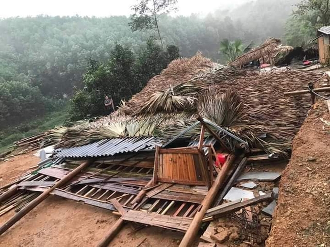 Một ngôi nhà bị sập đổ trong đêm 19/4, rất may không có thiệt hại lớn về người.