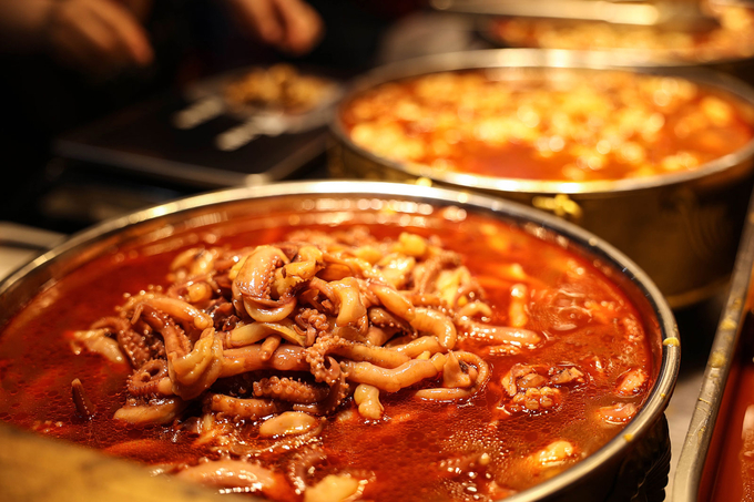 Một loại đồ ăn nhẹ làm từ mực được bày bán tại Chợ đêm Chính Định. Ảnh: CGTN.