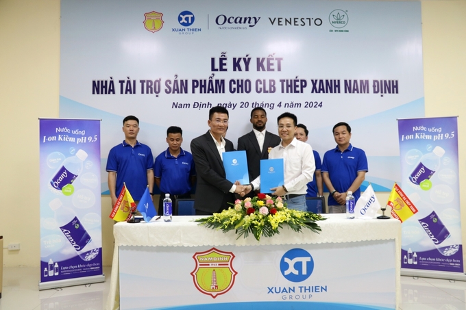 Ông Nguyễn Quốc Phong, Giám đốc điều hành câu lạc bộ bóng đá Thép Xanh Nam Định (trái) ký hợp tác với nhà tài trợ nhãn hàng Nước i-on kiềm Ocany. Ảnh: PT.