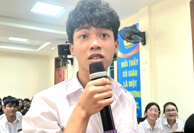 Em Phúc, học sinh lớp 12A8, Trường THPT Phan Đình Phùng đặc biệt quan tâm đến môi trường học tập ở Học viện NNVN. Ảnh: Thanh Nga.
