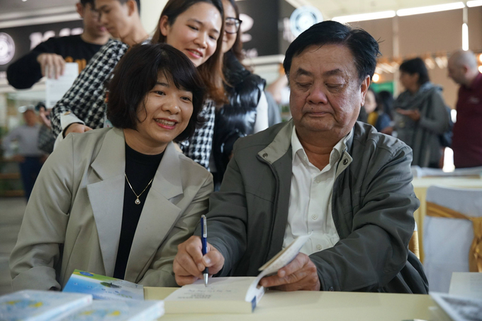 Bộ trưởng Bộ NN-PTNT Lê Minh Hoan ký tặng bạn đọc.