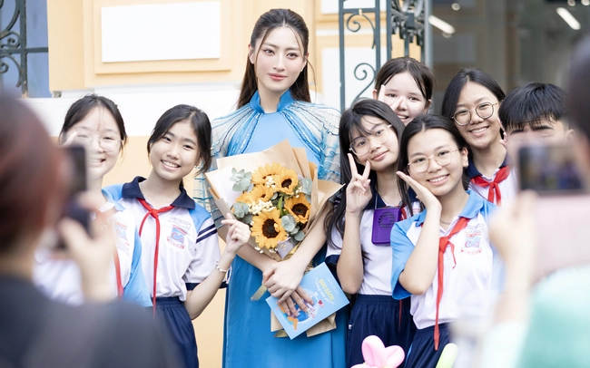 Lương Thùy Linh với vẻ đẹp rạng ngời có mặt tại một ngôi trường ở TPHCM.