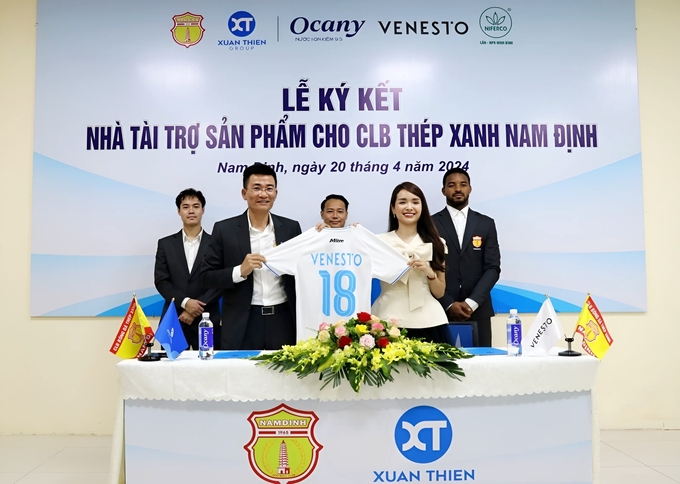 Ông Nguyễn Quốc Phong, Giám đốc điều hành câu lạc bộ bóng đá Thép Xanh Nam Định tặng áo thi đấu lưu niệm cho nhà tài trợ nhãn hiệu thời trang Venesto. Ảnh: PT.