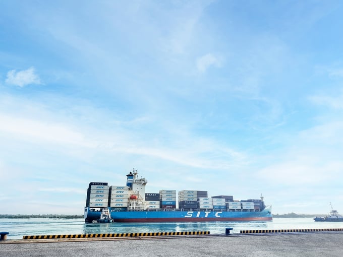 Chu Lai Port is partnering with international shipping lines to stabilize freight rates and increase connectivity with a frequency of four shipments per week. Photo: THILOGI.