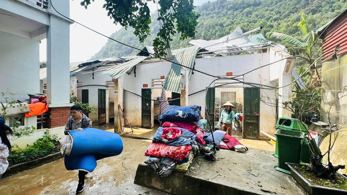 Mưa to kèm gió lốc khiến nhiều ngôi nhà của người dân ở huyện Đồng Văn, tỉnh Hà Giang bị hư hỏng nặng. Ảnh: Thiện Ngay.