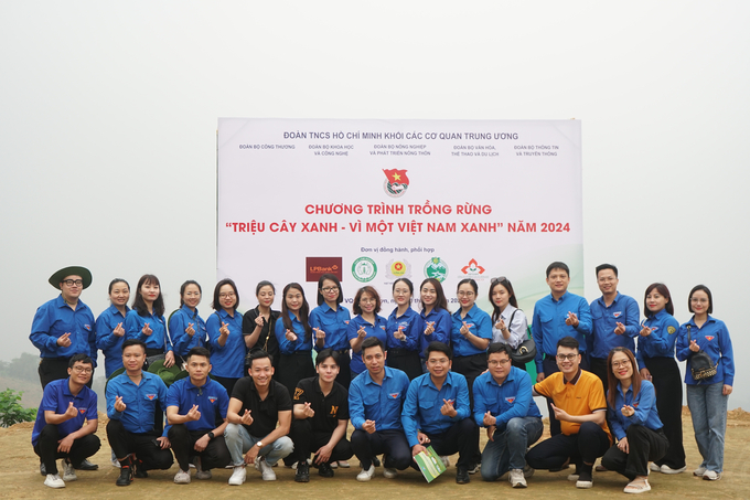Đoàn viên thanh niên của 5 Bộ và Đoàn viên của Ngân hàng TMCP Bưu điện Liên Việt tại chương trình trồng rừng 'Triệu cây xanh - Vì một Việt Nam xanh năm 2024. Ảnh: Thảo Phương. 