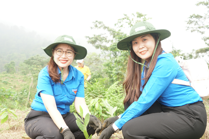 Các đoàn viên hăng hái trồng cây tại Vườn quốc gia Xuân Sơn. Ảnh: Thảo Phương. 
