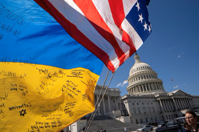Lá cờ Ukraine và Mỹ tung bay khi những người ủng hộ Ukraine tụ tập bên ngoài Tòa nhà Quốc hội Mỹ hôm 20/4. Ảnh: Reuters.