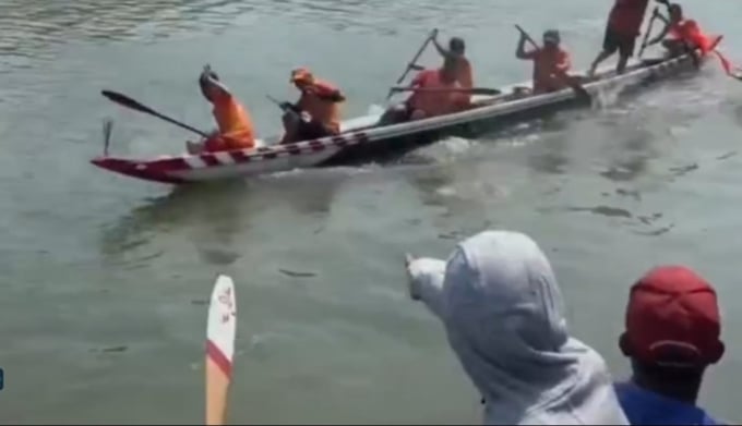 Hành động phản cảm của những người trên bờ đã làm thành viên đội đua phải nhảy xuống sông để đảm bảo an toàn. (Ảnh cắt từ video clip).
