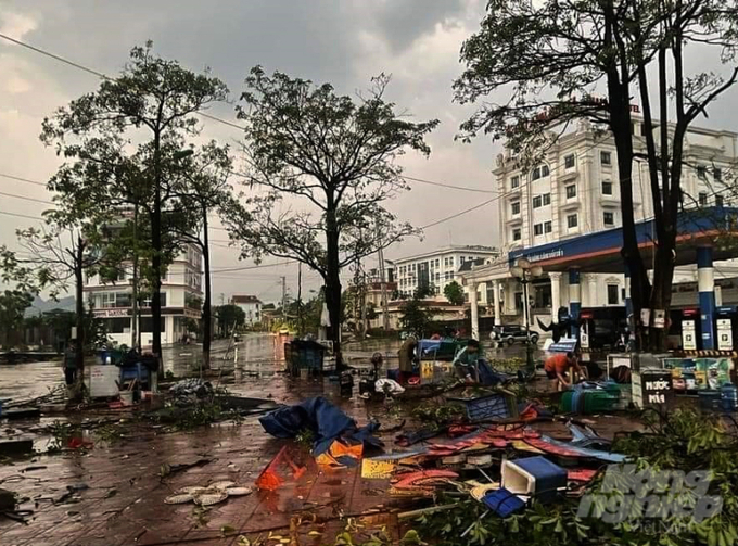 Mưa to, gió lốc làm đổ nhiều cây xanh, gây thiệt hại nhiều về tài sản và làm mất điện toàn huyện Phù Yên (Sơn La). Ảnh: Người dân cung cấp.