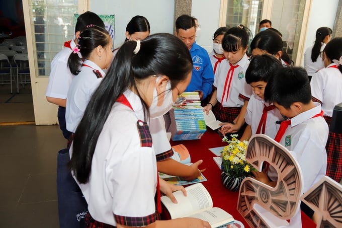 Lễ phát động hưởng ứng Ngày sách và Văn hóa đọc Việt Nam lần thứ III năm 2024 diễn ra từ 15/4 đến 21/4. Ảnh: Minh Đảm.