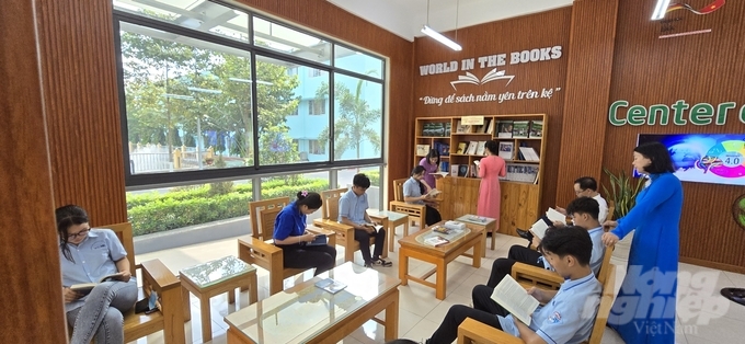Trong thời gian qua, rất nhiều các đơn vị, cá nhân hưởng ứng phong trào quyên góp, ủng hộ sách cho thư viện nhà trường cũng như Tủ sách Bộ trưởng Lê Minh Hoan. Ảnh: Minh Sáng.