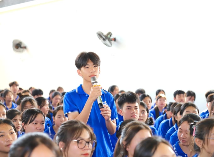 Nhiều học sinh tại Cao Bằng quan tâm đến thông tin, kỹ năng khởi nghiệp từ các mô hình sản xuất nông nghiệp, chế biến nông lâm sản. Ảnh: Ban tổ chức. 