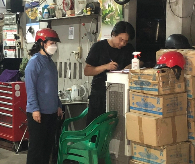 Cán bộ phường Phú Thượng yêu cầu chủ vật nuôi ký cam kết không để tái diễn tình trạng chó không đeo rọ mõm, phóng uế nơi công cộng.