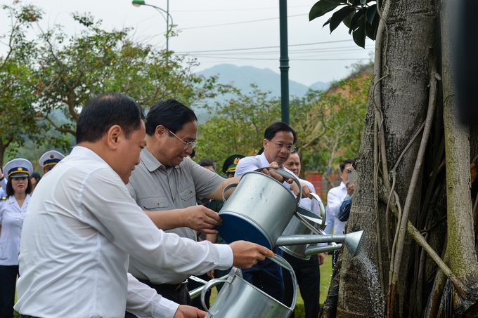 Thủ tướng thăm cây đa do Tổng Bí thư Nguyễn Phú Trọng trồng trong khuôn viên cửa khẩu nhân chuyến thăm, làm việc của Tổng Bí thư tại tỉnh Lạng Sơn tháng 8/2023. Cách thành phố Lạng Sơn 17 km về phía bắc, cách Hà Nội 171 km về phía đông bắc, cửa khẩu quốc tế Hữu Nghị là một trong những cửa khẩu quốc tế đường bộ lớn nhất trên tuyến biên giới Việt Nam - Trung Quốc. Nơi đây có cột mốc biên giới số 1116 gắn Quốc huy nước Cộng hòa xã hội chủ nghĩa Việt Nam, cũng là điểm đầu Quốc lộ 1A nối từ Lạng Sơn với Cà Mau.