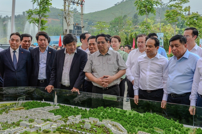 Thủ tướng Phạm Minh Chính tham quan mô hình khu đô thị Mailand Hoàng Đồng. Đây là khu vực 'cửa ngõ, cầu nối' trong mắt xích hợp tác giữa Việt Nam - ASEAN - Trung Quốc, có đầy đủ tiềm năng để khai thác thương mại biên mậu và du lịch biên giới Việt - Trung. Cách cửa khẩu quốc tế Hữu Nghị 8km, cách trung tâm thành phố Lạng Sơn 5km và chỉ mất 2 tiếng lái xe từ Hà Nội, Mailand Hoàng Đồng nằm giữa tuyến đường Xuyên Á và ôm trọn cao tốc Hữu Nghị - Chi Lăng - trục giao thông chính kết nối những nền kinh tế năng động lớn nhất thế giới, huyết mạch của sự phát triển kinh tế, sinh hoạt và kinh doanh toàn cầu