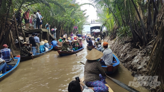 Giá vé máy bay tăng cao bất ngờ trong dịp lễ, khiến nhiều người dân chọn cho mình hình thức du lịch tự túc để tiết kiệm chi phí. Ảnh: Trần Phi.