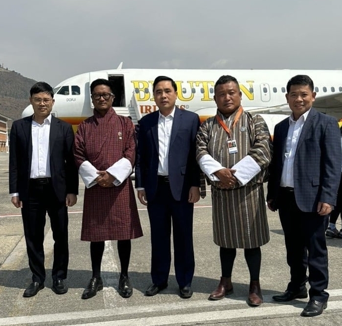 Đại diện Chính phủ Vương quốc Bhutan và Bộ Ngoại giao và Ngoại thương đón Đoàn công tác Bộ NN-PTNT Việt Nam.