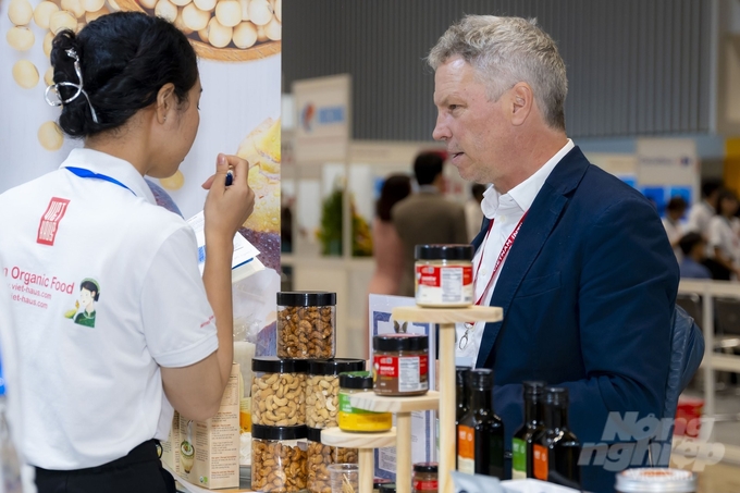 Many international purchasers come to Vietnam to seek supply sources for agricultural products and processed foods. Photo: Nguyen Thuy.