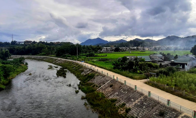 Kè hai bên bờ sông là giải pháp chống xói lở, tạo cảnh quan cho thành phố Bắc Kạn. Ảnh: Ngọc Tú. 