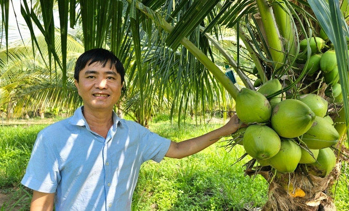 Anh Nguyễn Phi Trường, chủ trang trại dừa Phượng Hoàng Farm. Ảnh: KS.