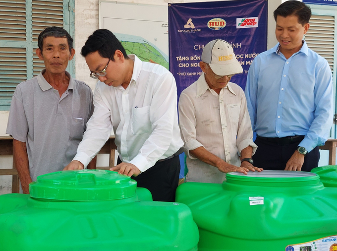 Ông Lê Văn Sơn - Tổng Giám đốc HUD Kiên Giang (bên phải) và ông Nguyễn Võ Nhất Duy - đại diện Sở NN-PTNT Bến Tre (thứ 2, từ trái sang) thăm hỏi bà con vùng hạn mặn. Ảnh: Minh Đảm.