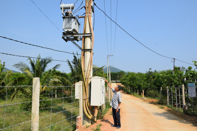 Mô hình trồng cây ăn quả hữu cơ của ông Đặng Văn Cấp được chính quyền địa phương hỗ trợ trạm điện để vận hành hệ thống tưới và con đường bê tông dẫn vào trang trại. Ảnh: V.Đ.T.