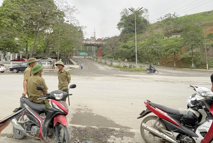 Lực lược chức năng phong tỏa hiện trường để điều tra nguyên nhân. Ảnh: Thanh Tiến.