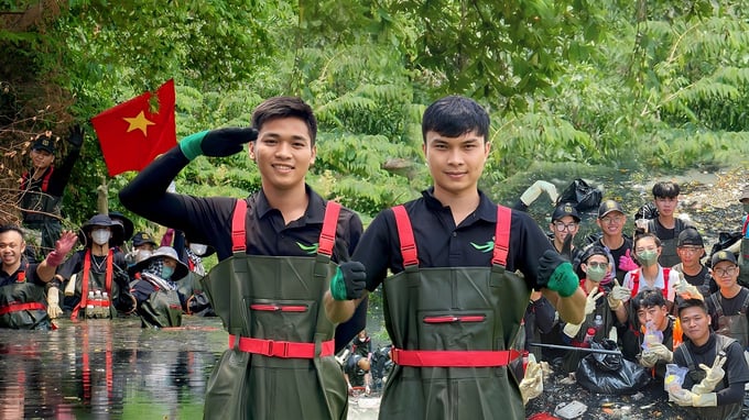 Tổ chức Sài Gòn Xanh và các tình nguyện viên làm sạch dòng sông bị ô nhiễm.