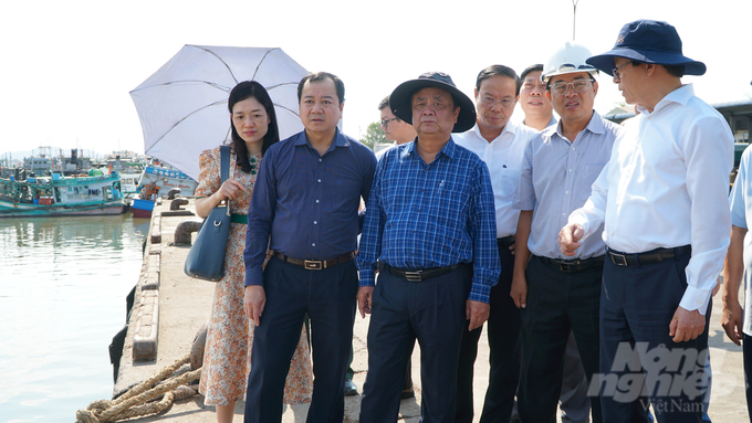Bộ trưởng Lê Minh Hoan trong chuyến công tác, kiểm tra tình hình phòng, chống khai thác IUU tại Bà Rịa - Vũng Tàu đầu tháng 4/2024. Ảnh: Lê Bình.