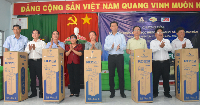 Trao máy lọc nước cho đại diện các trường học ở vùng hạn mặn xã Tam Hiệp và Phú Thuận, huyện Bình Đại. Ảnh: Minh Đảm.