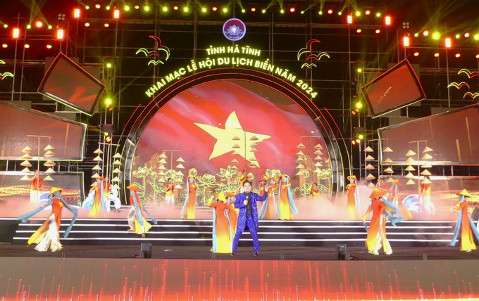 Ca sỹ Tùng Dương biểu diễn tại lễ hội.