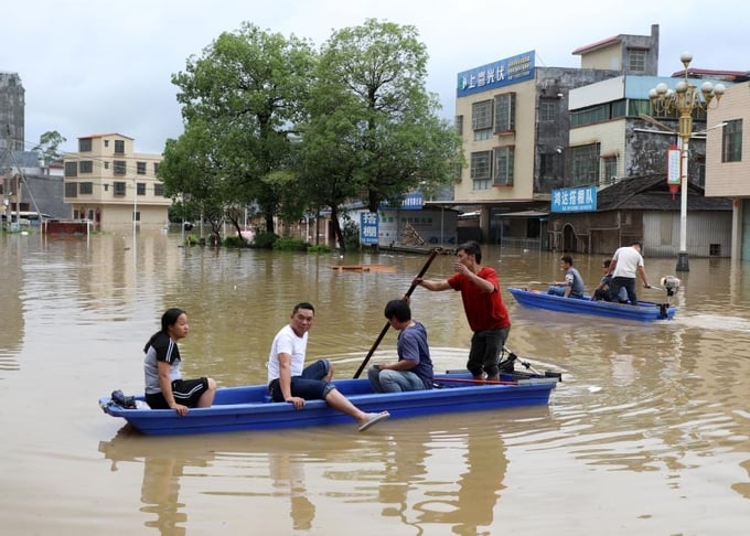 Người dân ở thị trấn Hàm Quang, thành phố Thanh Viễn, Quảng Đông sơ tán ra khỏi vùng bị ngập nước.