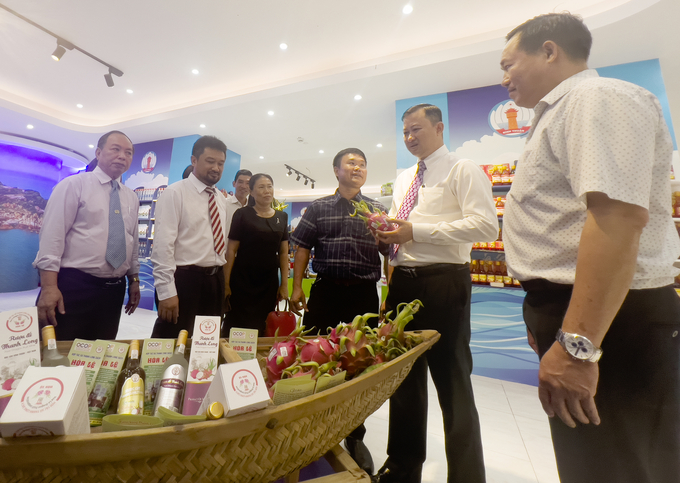 Gần 200 sản phẩm đặc sản, OCOP tỉnh Bình Thuận được trưng bày giới thiệu tại 'Tuần lễ triển lãm sản phẩm đặc trưng, sản phẩm OCOP tỉnh Bình Thuận năm 2024'. Ảnh: Nguyễn Thủy.