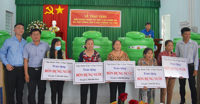 Trao tặng bồn nước cho 5 hộ dân có hoàn cảnh khó khăn xã Thạnh Phú Đông, huyện Giồng Trôm. Ảnh: Minh Đảm.