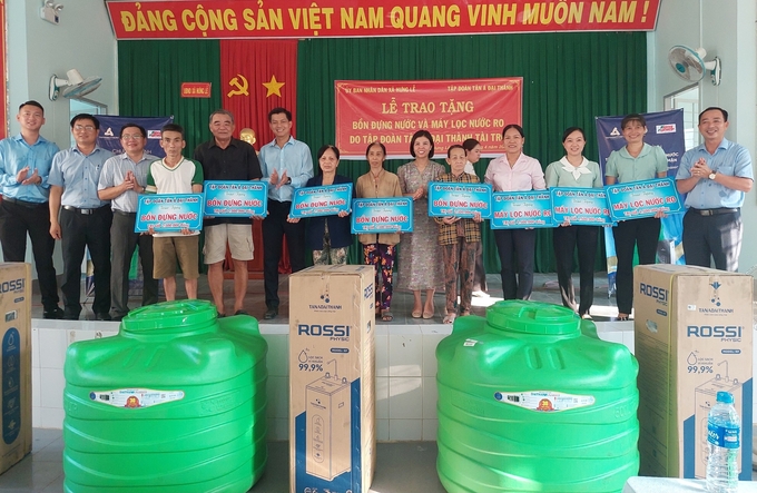 Tại xã Hưng Lễ, huyện Giồng Trôm chương trình tặng 10 bồn nước và 3 máy lọc nước cho bà con địa phương và các điểm trường. Ảnh: Kiều Trang.