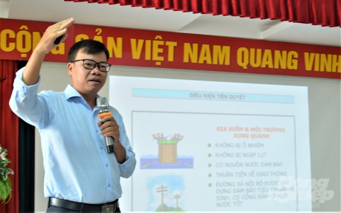 TS Nguyễn Công Bỉnh, Phó trưởng Bộ môn Công nghệ chế biến thủy sản (Trường Đại học Công thương TP.HCM) chia sẻ kiến thức về vệ sinh an toàn thực phẩm trong chế biến nông sản. Ảnh: Trung Chánh.