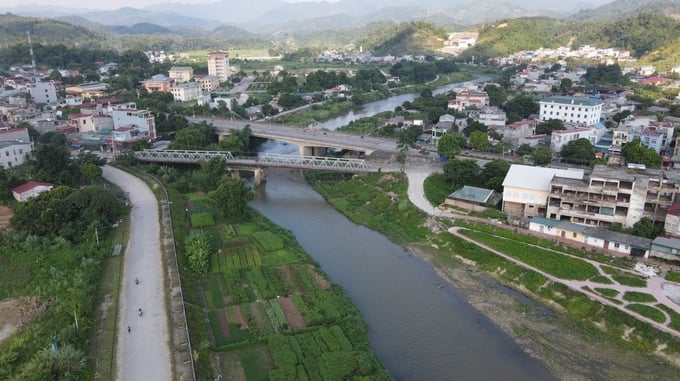 Đầu nguồn sông Cầu có vai trò quan trọng cung cấp nước cho hạ lưu, dòng sông này chảy qua trung tâm thành phố Bắc Kạn. Ảnh: Ngọc Tú. 