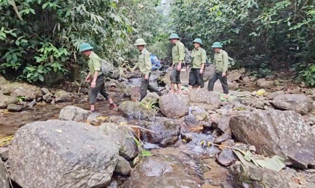 Những lúc băng qua suối hiểm trở. Ảnh: Tâm Đức.