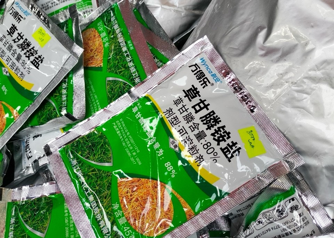 Có nhiều chất cấm được sử dụng tại Việt Nam có trong những gói thuốc bảo vệ thực vật không rõ nguồn gốc. Ảnh: T.Dũng.