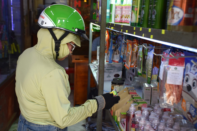 Khách hàng mua thức ăn, dầu gội cho thú cưng tại Phòng Khám thú cưng Quang Dung ở thành phố Quy Nhơn (Bình Định). Ảnh: V.Đ.T.