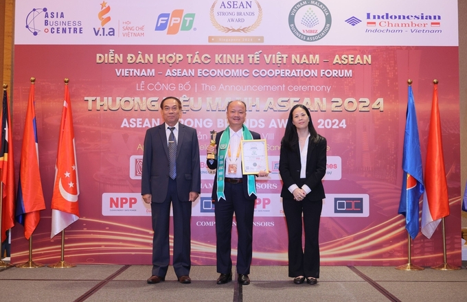 Doanh nhân Nguyễn Hồng Phong - Phó Chủ tịch Hội Doanh nhân trẻ Việt Nam, Tổng giám đốc Công ty CP Công Nông nghiệp Tiến Nông vinh dự nhận Giải thưởng Thương hiệu mạnh ASEAN 2024.