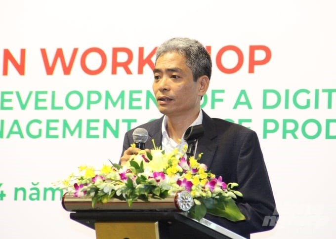 Mr. Bui Tan Yen, International Rice Research Institute (IRRI), shared about the digital data platform for monitoring and reporting rice production (RiceMoRe). Photo: Trung Quan.