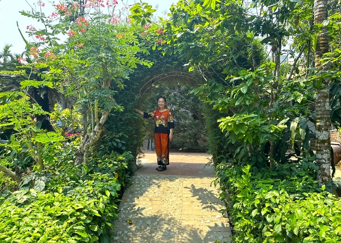 Những khu vườn, cổng ngõ rợp bóng cây xanh ở làng Đại Bình. Ảnh: L.K.