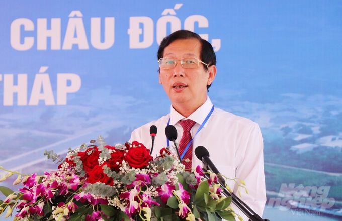 Ông Lê Văn Phước, Phó Chủ tịch UBND tỉnh An Giang phát biểu tại lẽ thông xe cầu Châu Đốc. Ảnh: Lê Hoàng Vũ.